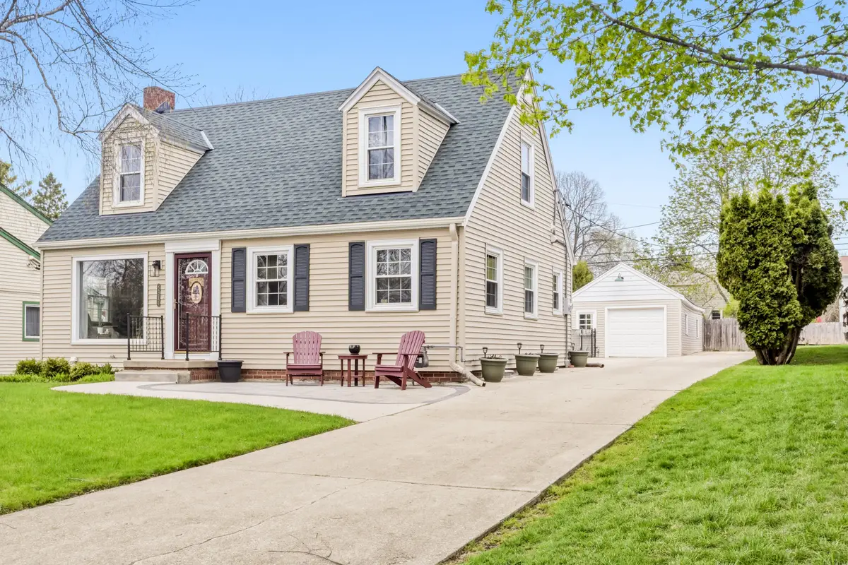 8314 N Regent Rd, Fox Point, WI 53217 - #1