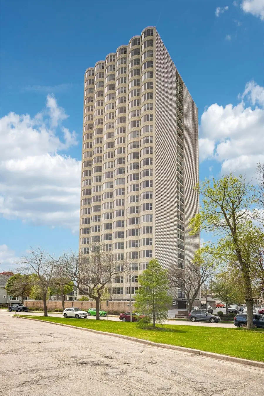 2525 S Shore Dr, Milwaukee, WI 53207 - #2