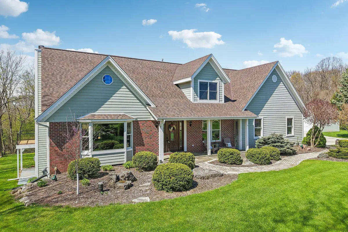 933 Elmwood Way Ct, Hubertus, WI 53033 - #1