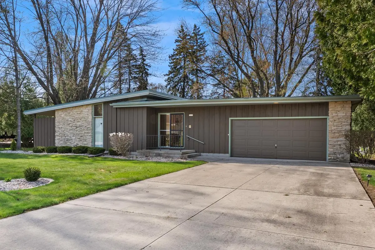 5005 Sunset Rd, Manitowoc, WI 54220 - #1