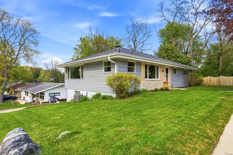 1004 E Newhall Ave, Waukesha, WI 53186 - #2