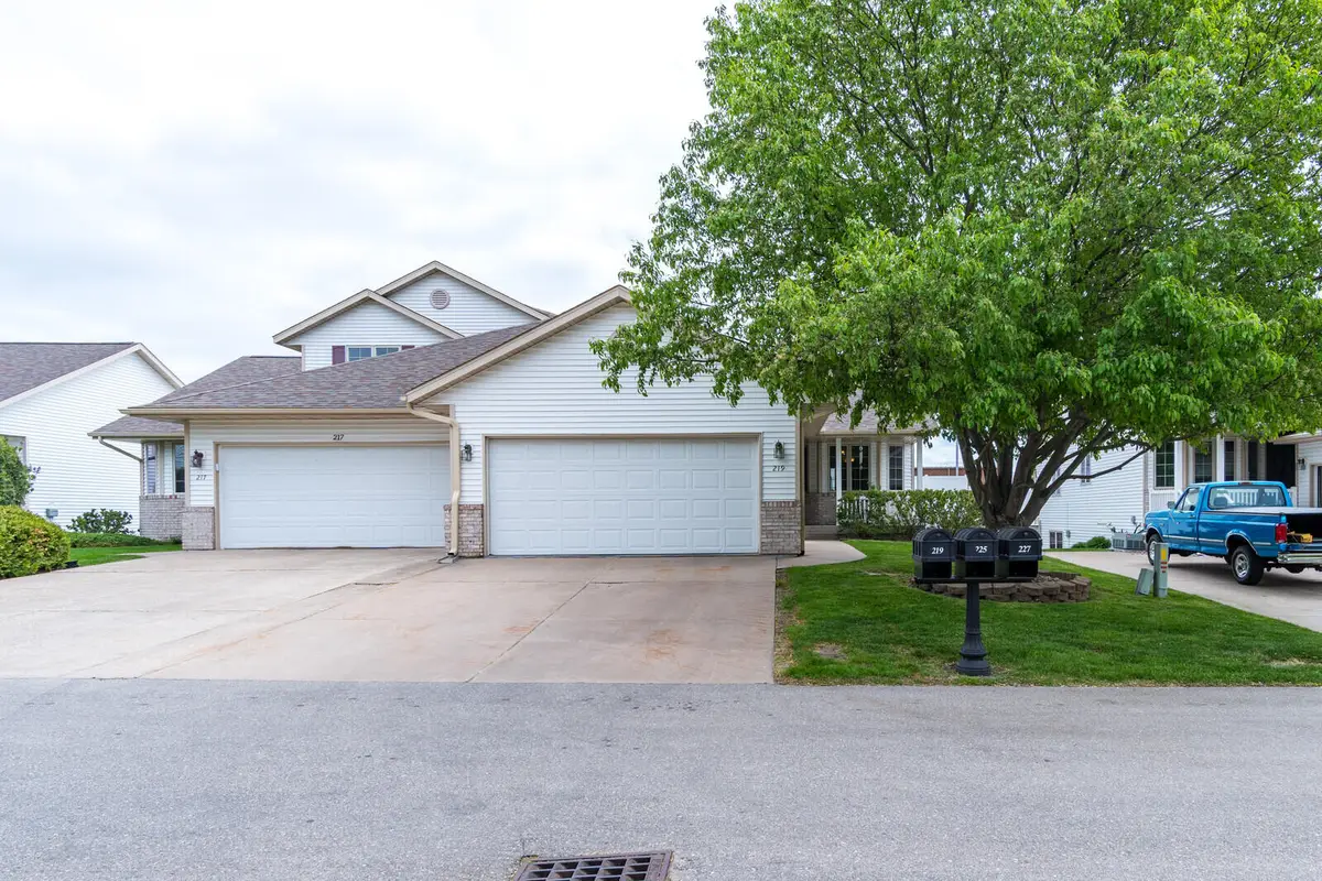219 Heritage Ln, Onalaska, WI 54650 - #1