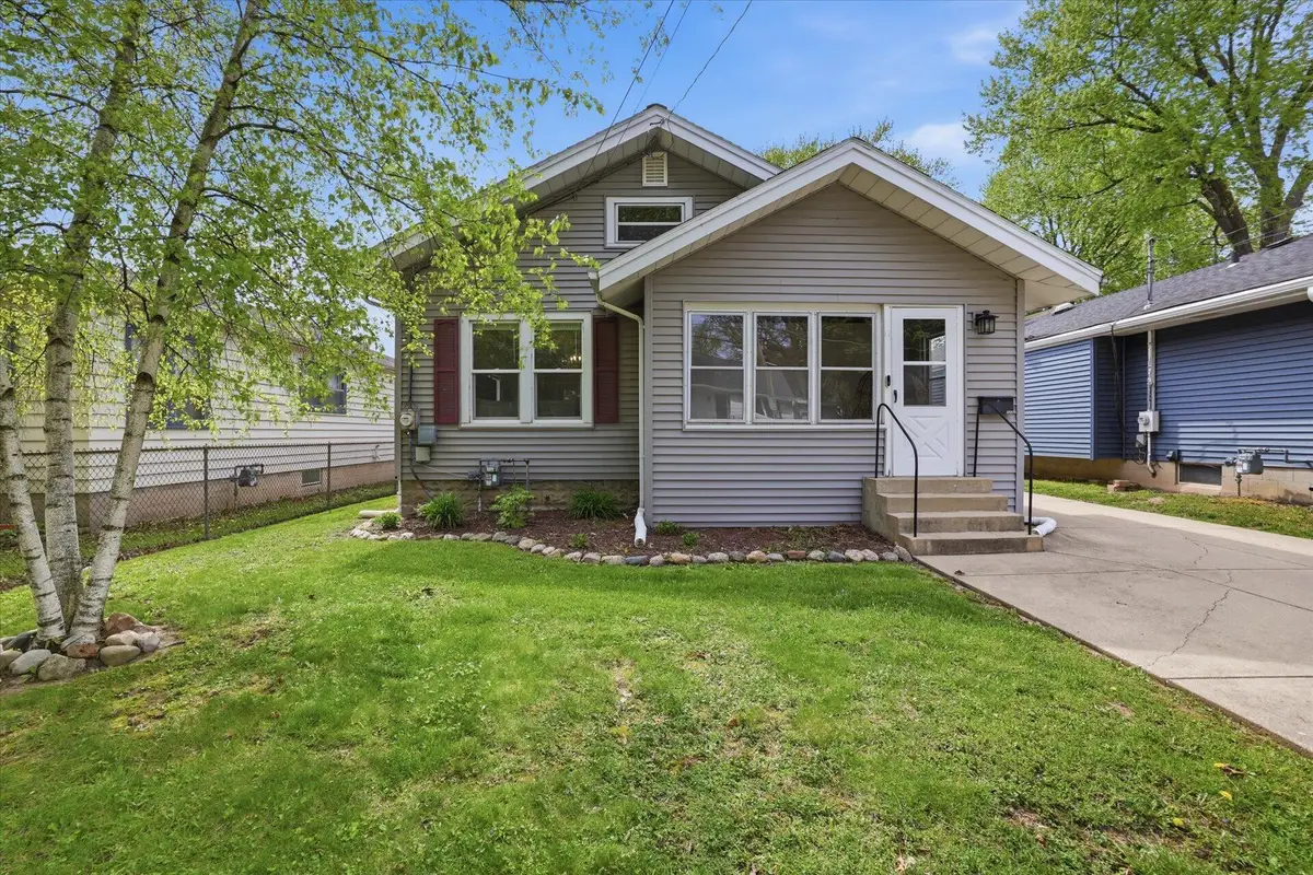 122 Tenny Ave, Waukesha, WI 53186 - #1
