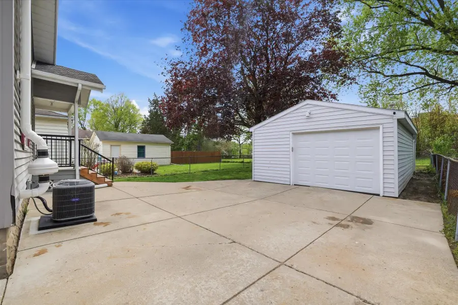 122 Tenny Ave, Waukesha, WI 53186 - #3