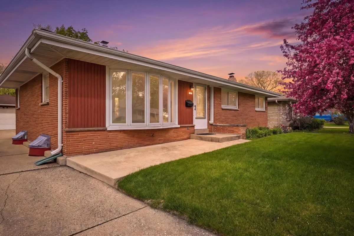 2801 S 72nd St, West Allis, WI 53219 - #1