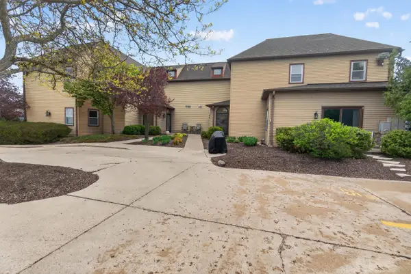 100 Main St, Pewaukee, WI 53072