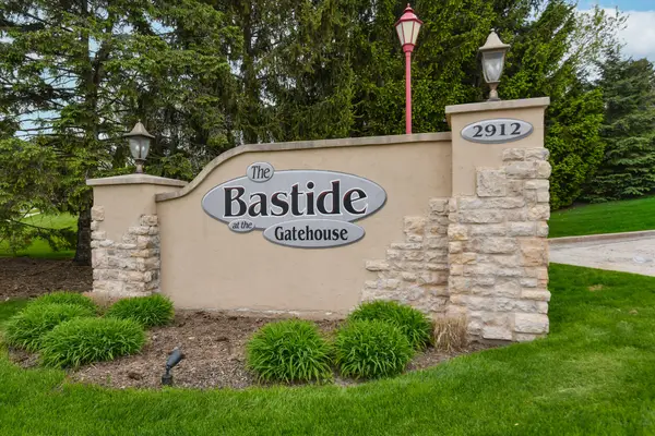 2912 N University Dr, Waukesha, WI 53188
