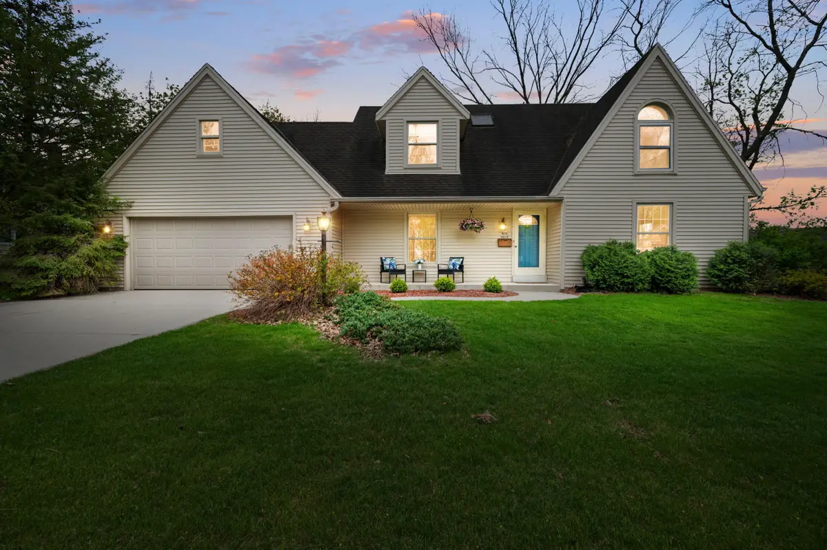 W52N618 Highland Dr, Cedarburg, WI 53012 - #1