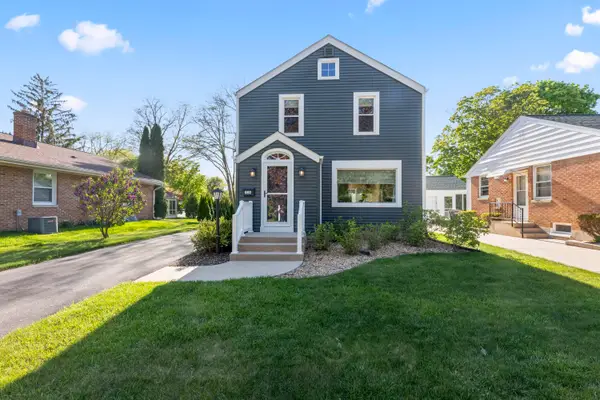 126 N Maple Ter, Oconomowoc, WI 53066
