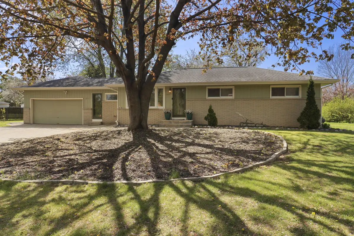 3301 E Carol Ct, Oak Creek, WI 53154 - #1