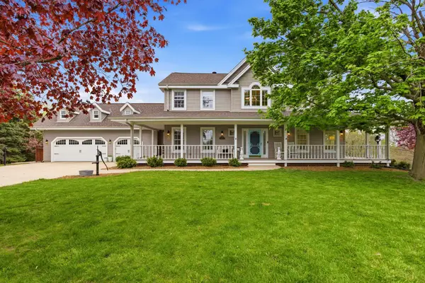 105 Mark Ct, North Prairie, WI 53153