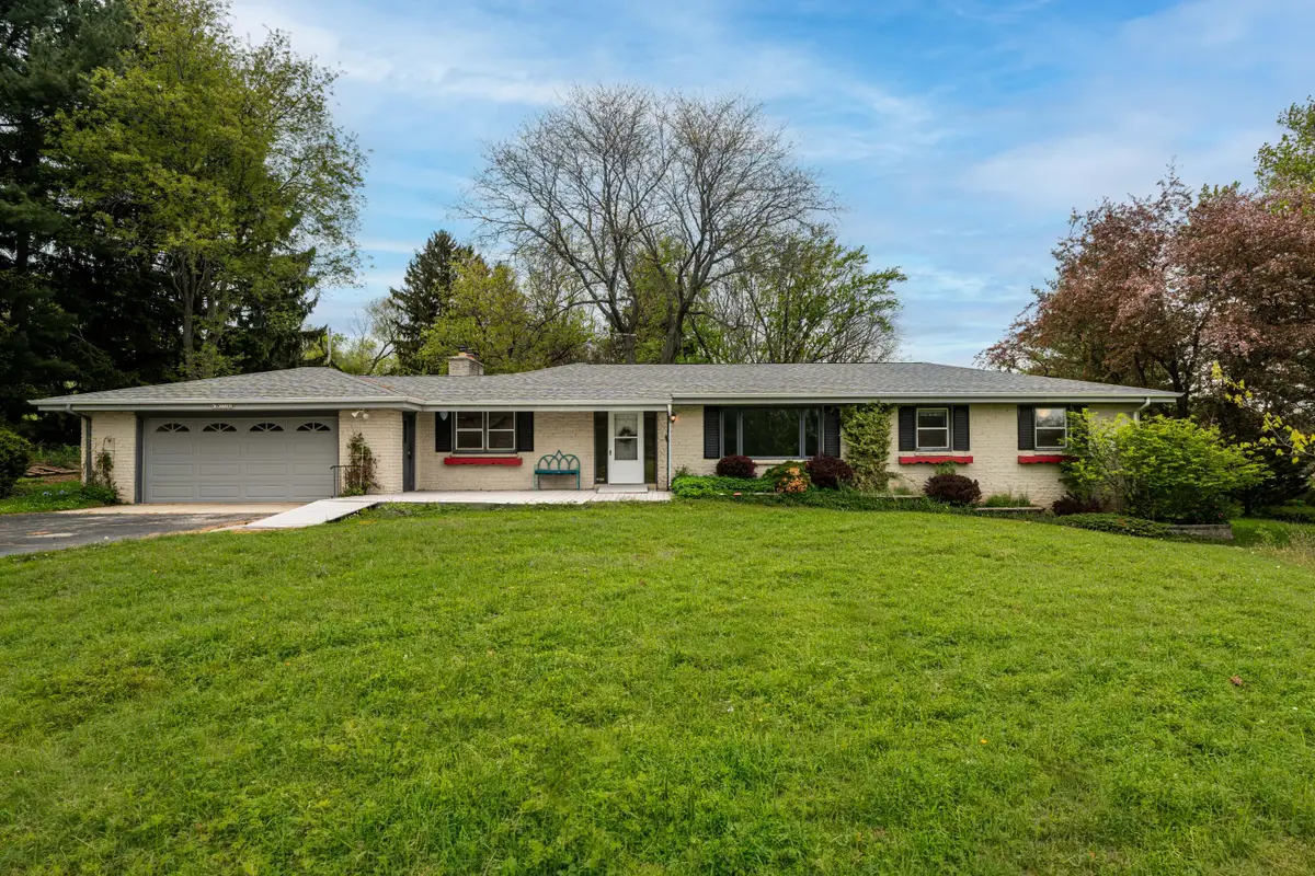 N3W27282 Arrowhead Trl, Pewaukee, WI 53188 - #1