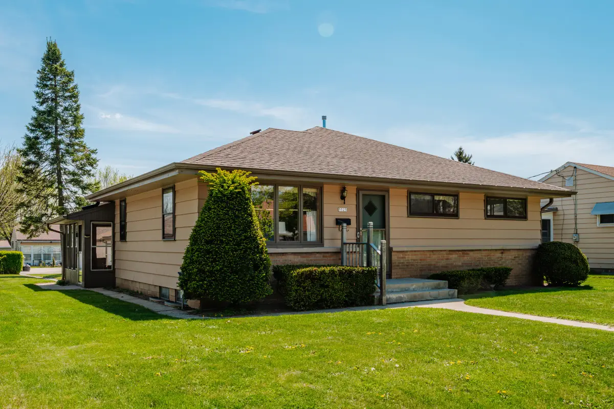 5525 W Leroy Ave, Milwaukee, WI 53220 - #1