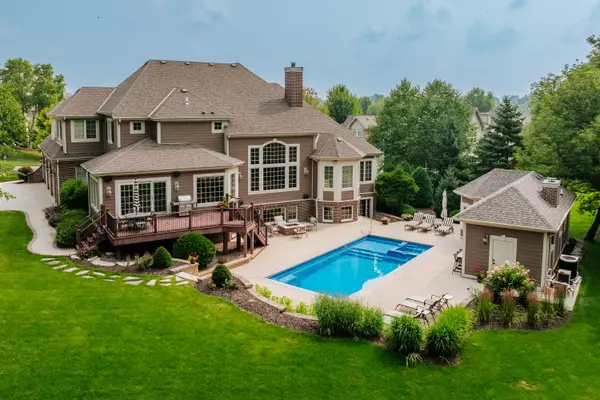 W210N5415 Carters Crossing Cir, Menomonee Falls, WI 53051