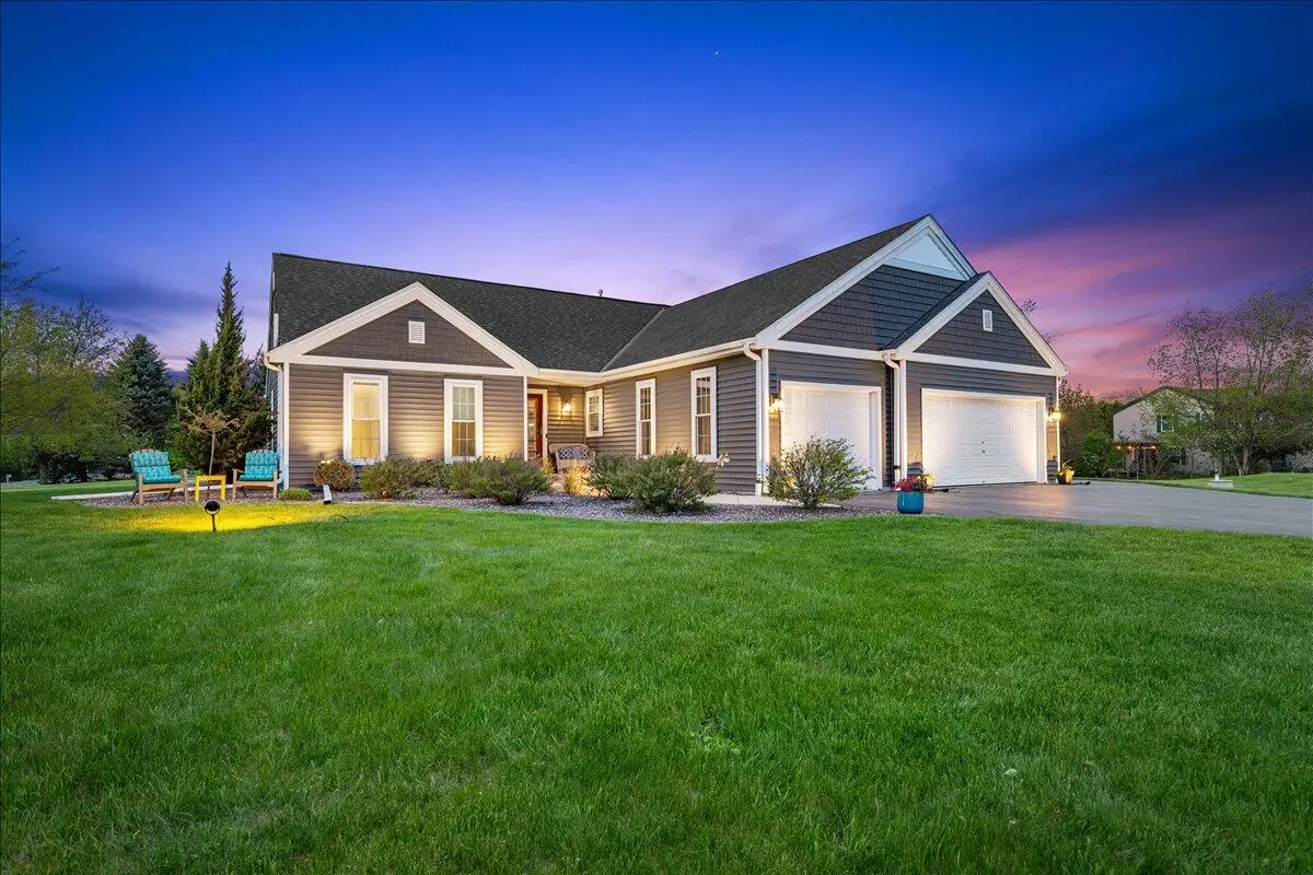 1990 Hummingbird Dr, Jackson, WI 53037 - #1