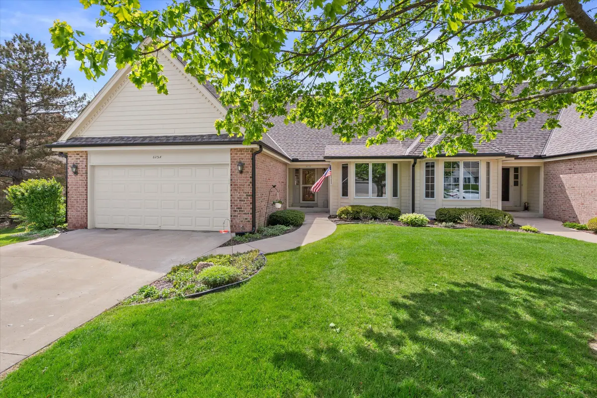 625 S Stonehedge Dr, Brookfield, WI 53045 - #1