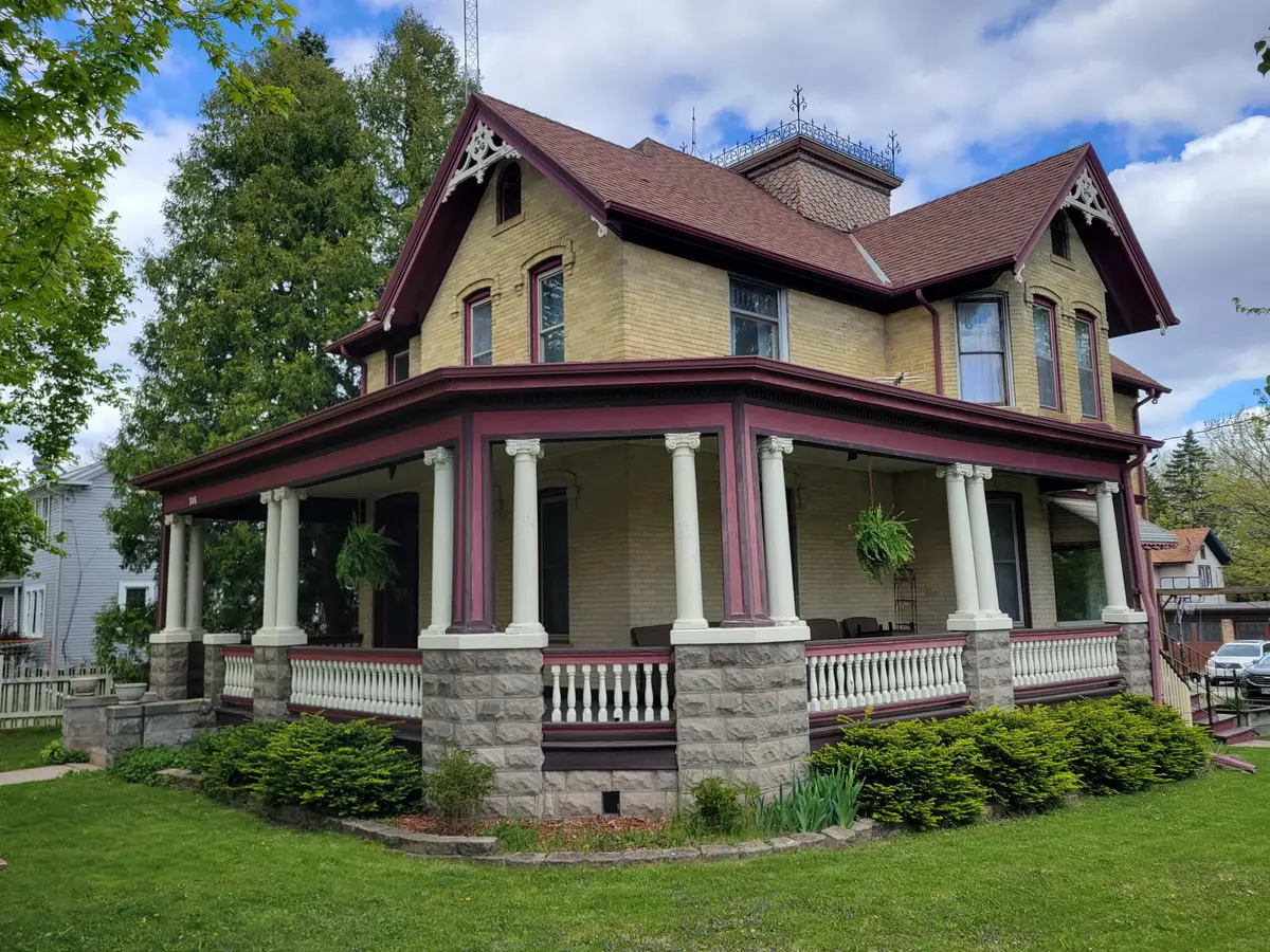 305 N Washington St, Watertown, WI 53094 - #1