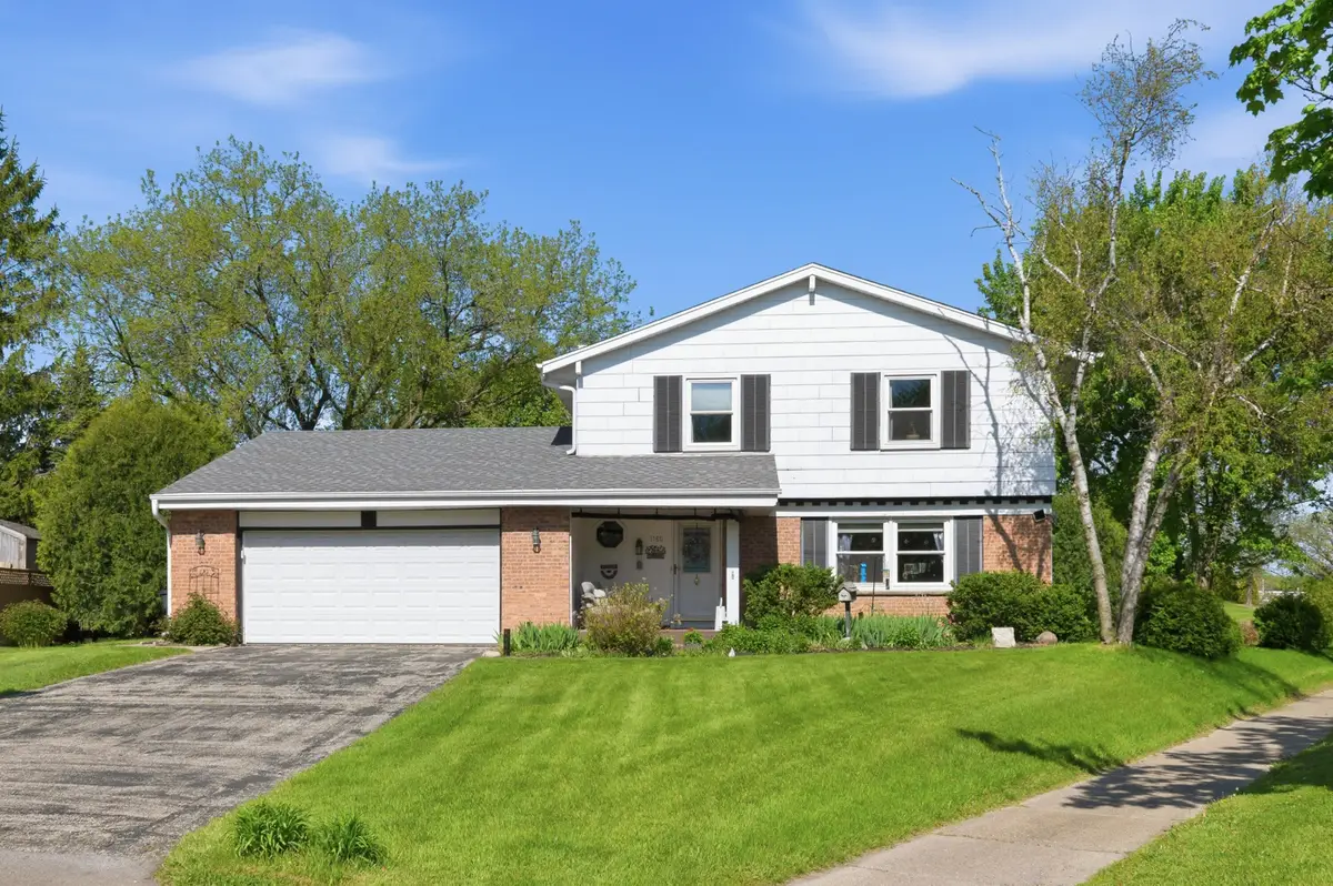 1180 Dorchester Dr, Oconomowoc, WI 53066 - #1
