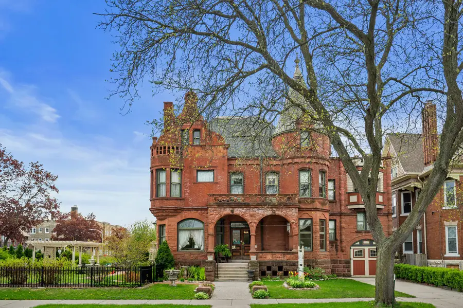 3209 W Wells St, Milwaukee, WI 53208 - #2
