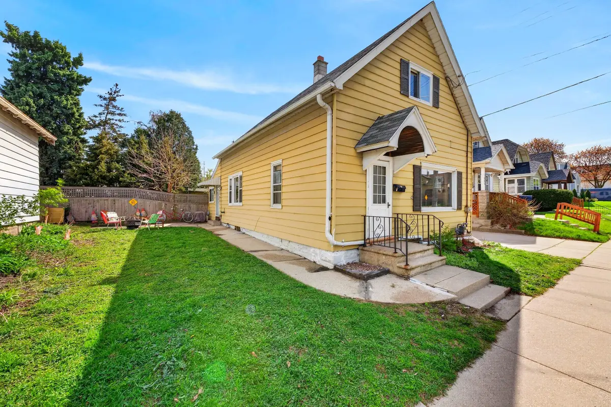 925 E Lincoln Ave, Milwaukee, WI 53207 - #1
