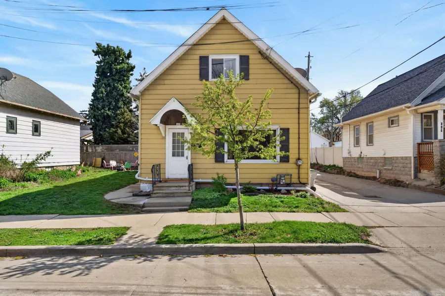 925 E Lincoln Ave, Milwaukee, WI 53207 - #2