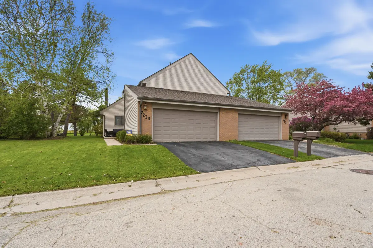 7233 S Delaine Dr, Oak Creek, WI 53154 - #1