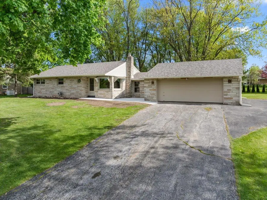 N69W13409 Harding Dr, Menomonee Falls, WI 53051 - #2