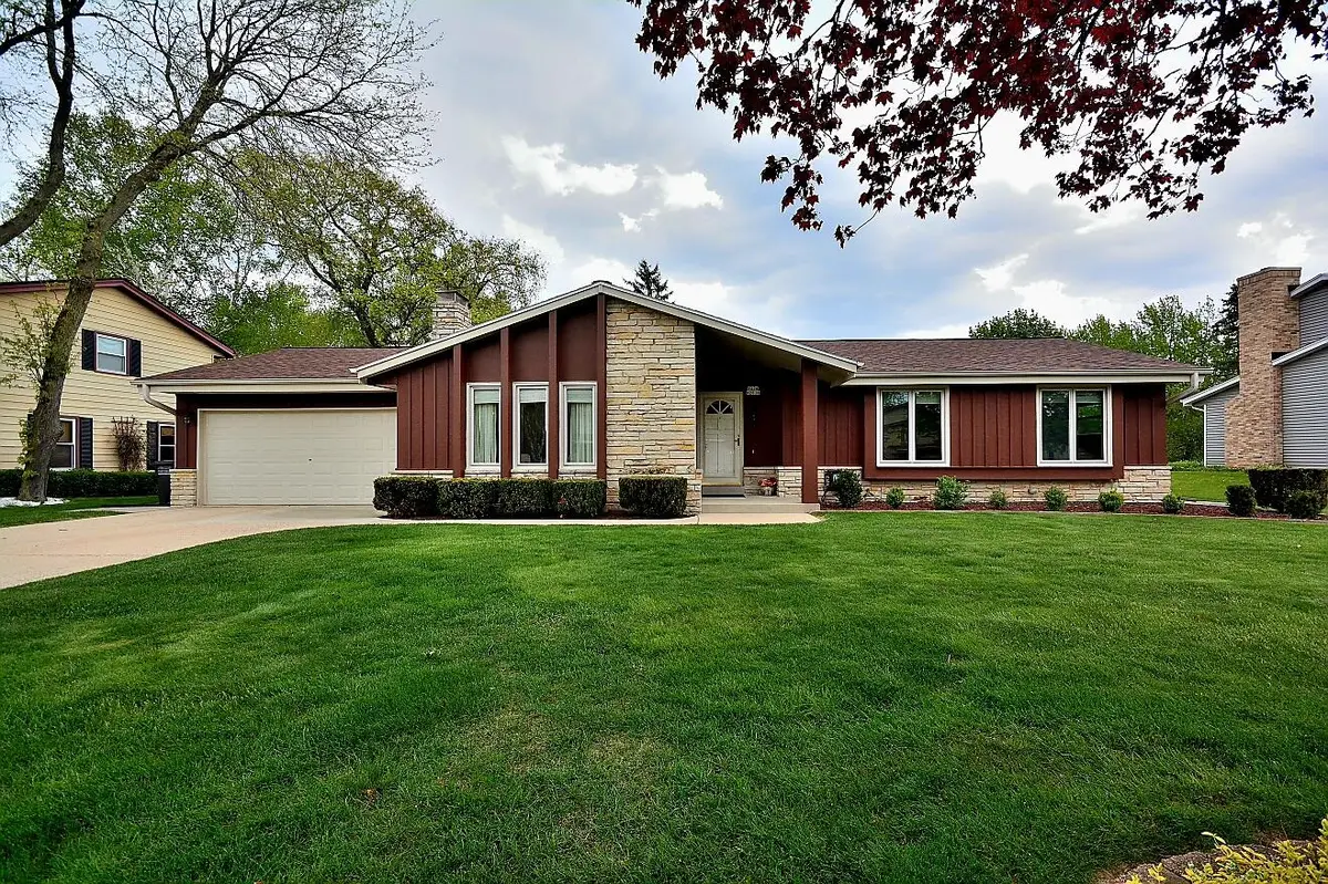 W224N2618 Ridgewood Ln, Pewaukee, WI 53186 - #1