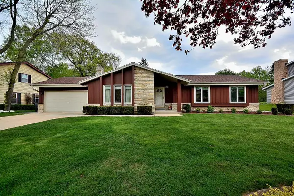 W224N2618 Ridgewood Ln, Pewaukee, WI 53186