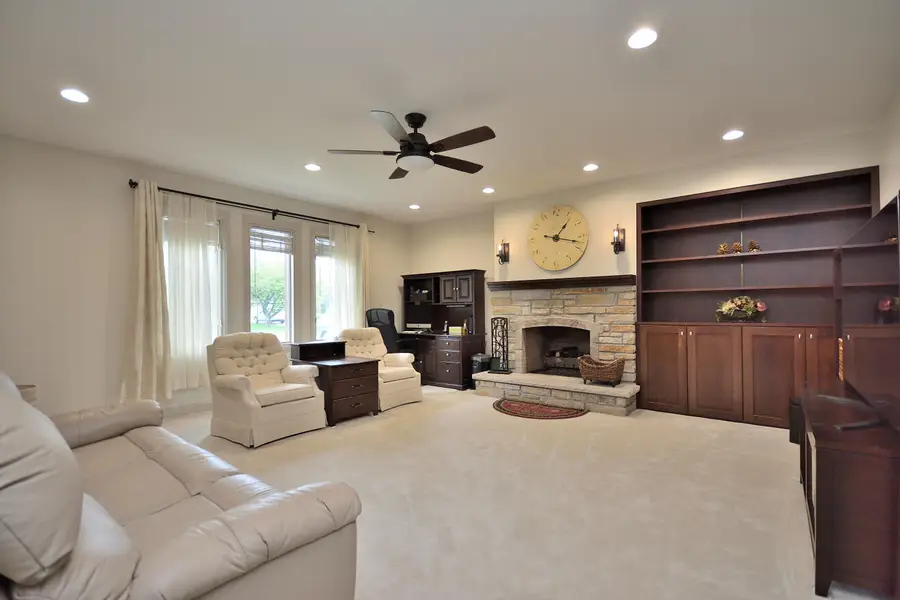 W224N2618 Ridgewood Ln, Pewaukee, WI 53186 - #2