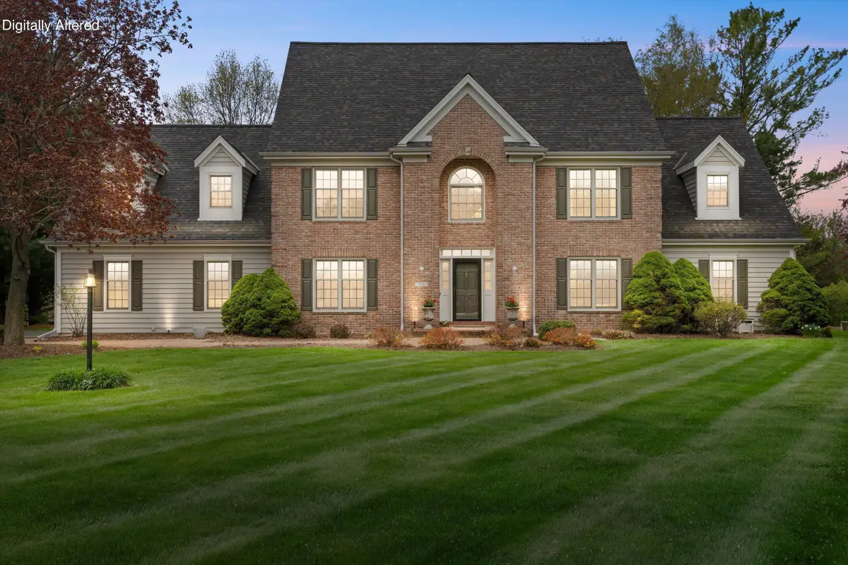 126 Hickory Dr, Delafield, WI 53018 - #1