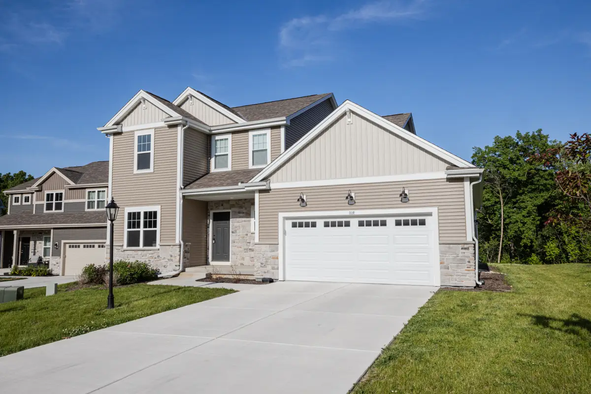 310 Paradise Ct, Hartland, WI 53029 - #1