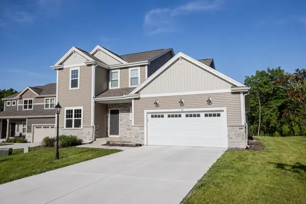 310 Paradise Ct, Hartland, WI 53029