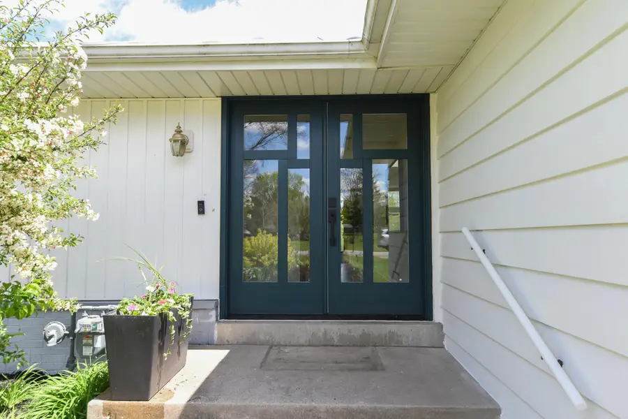 10232 N Greenview Dr, Mequon, WI 53092 - #3