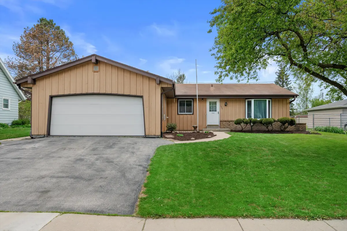1507 Mohawk Ln, Waukesha, WI 53186 - #1