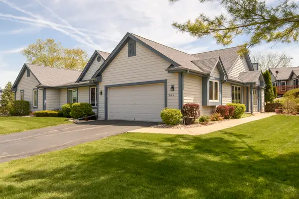966 Bay View Cir, Mukwonago, WI 53149