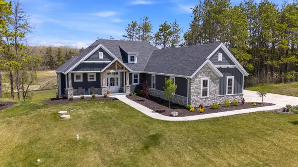 2050 Paradise Hills Ct, Trenton, WI 53095