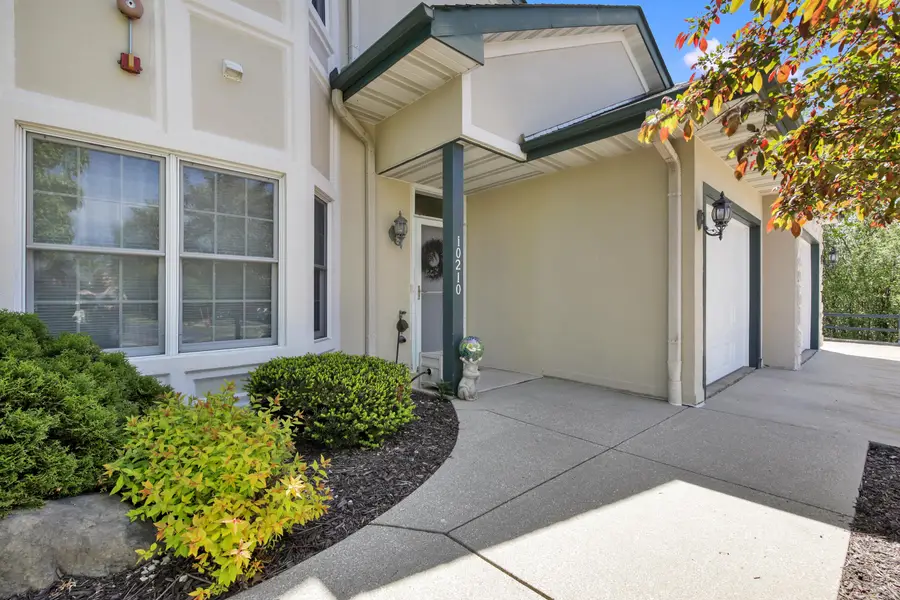 10210 W Deerwood Ln, Franklin, WI 53132 - #3