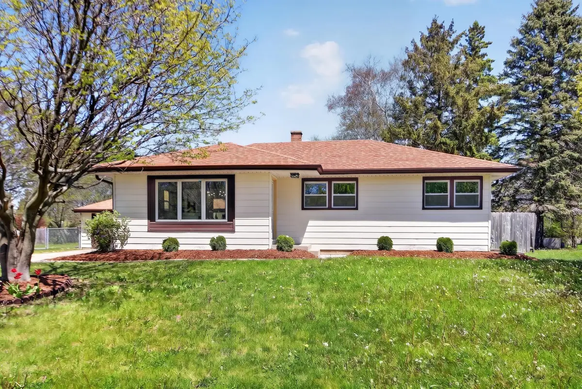 5224 W Luebbe Ln, Milwaukee, WI 53223 - #1