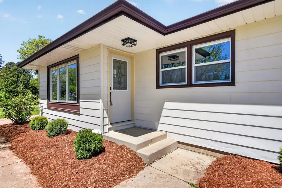 5224 W Luebbe Ln, Milwaukee, WI 53223 - #3