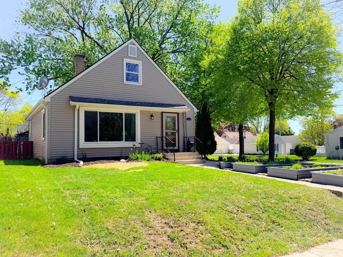 2802 N 89th St, Milwaukee, WI 53222 - #1