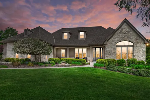 2150 Old Lantern Cir, Delafield, WI 53018