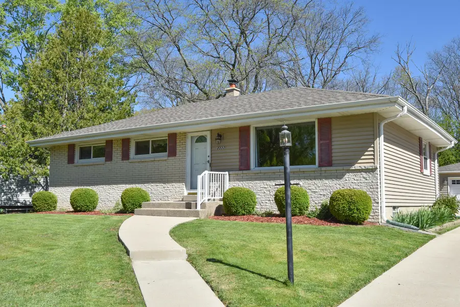 8222 W Norwich Ave, Greenfield, WI 53220 - #2