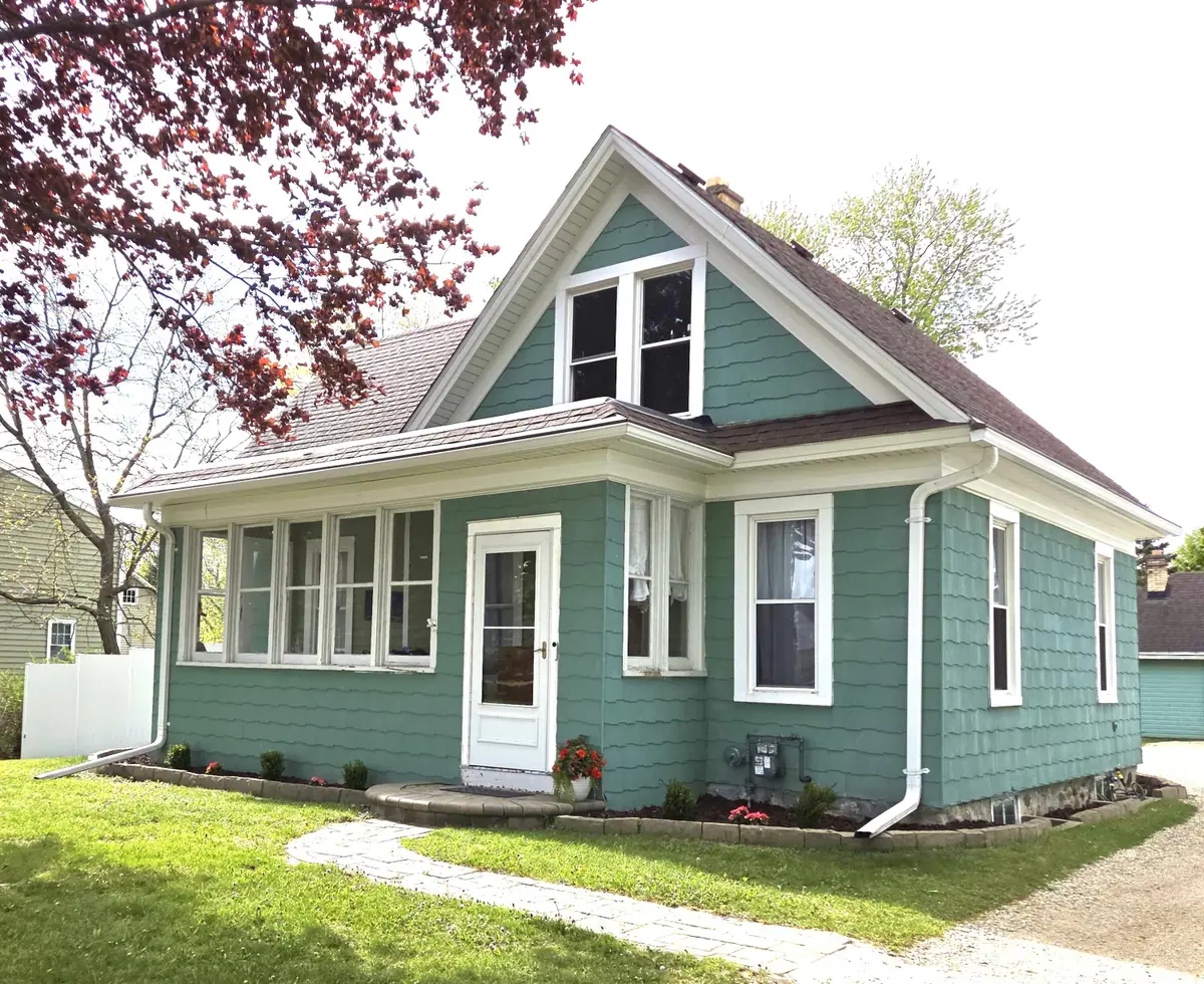 913 E Washington St, West Bend, WI 53095 - #1