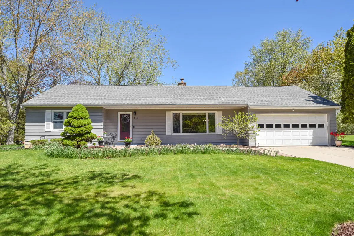 814 E Manor Cir, Bayside, WI 53217 - #1