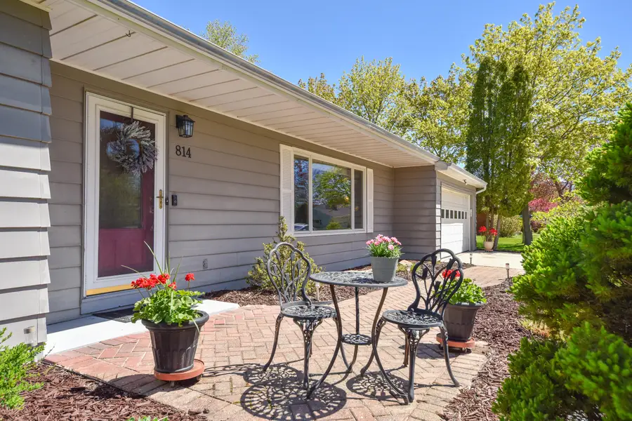 814 E Manor Cir, Bayside, WI 53217 - #2