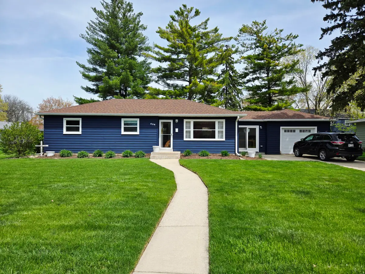 434 Greenland Ave, Oconomowoc, WI 53066 - #1