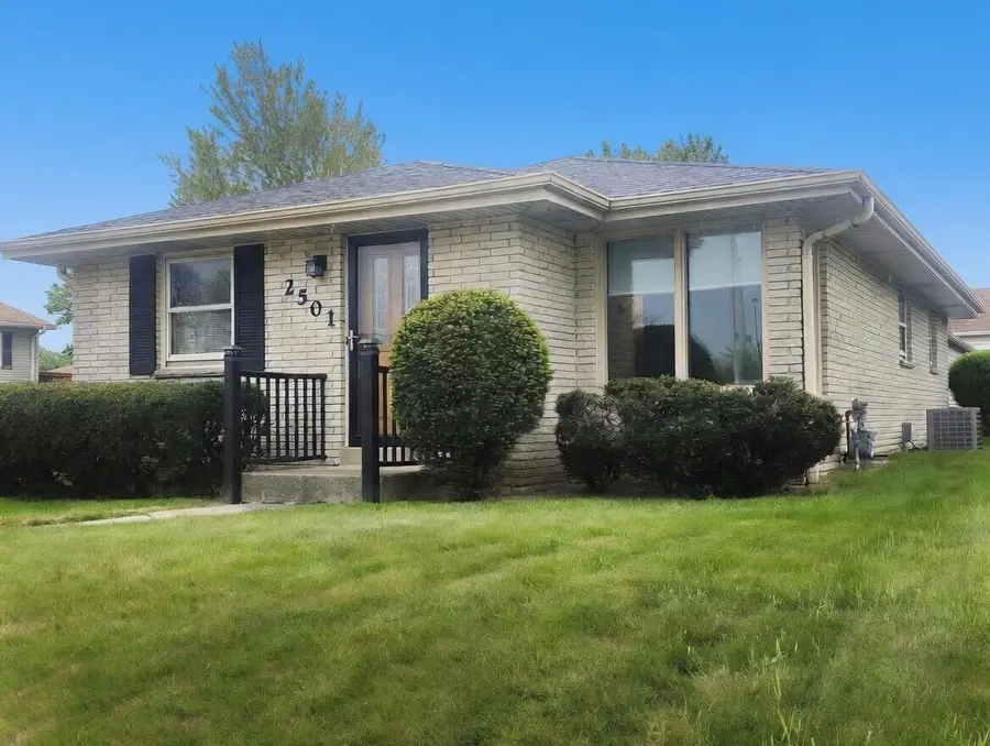 2501 W Layton Ave, Milwaukee, WI 53221 - #2