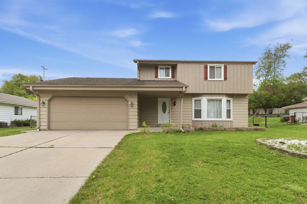 435 E Golden Ln, Oak Creek, WI 53154 - #1