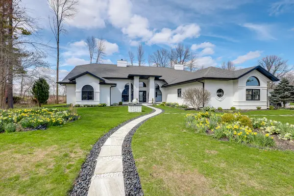 402 Wild Oak Dr, Manitowoc, WI 54220